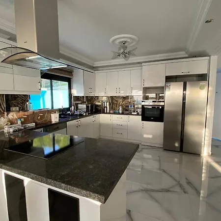Super Luxury With 5bedroom,pool And Jacuzzi * ألانيا