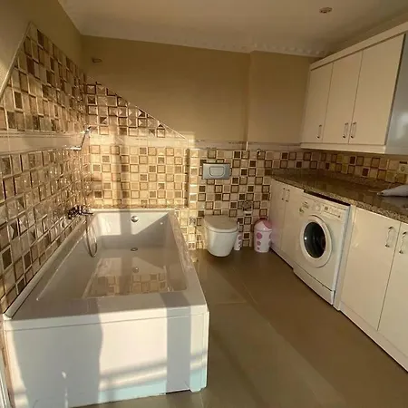 Super Luxury With 5bedroom,pool And Jacuzzi فيلة