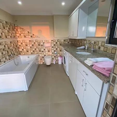 Super Luxury With 5bedroom,pool And Jacuzzi ألانيا